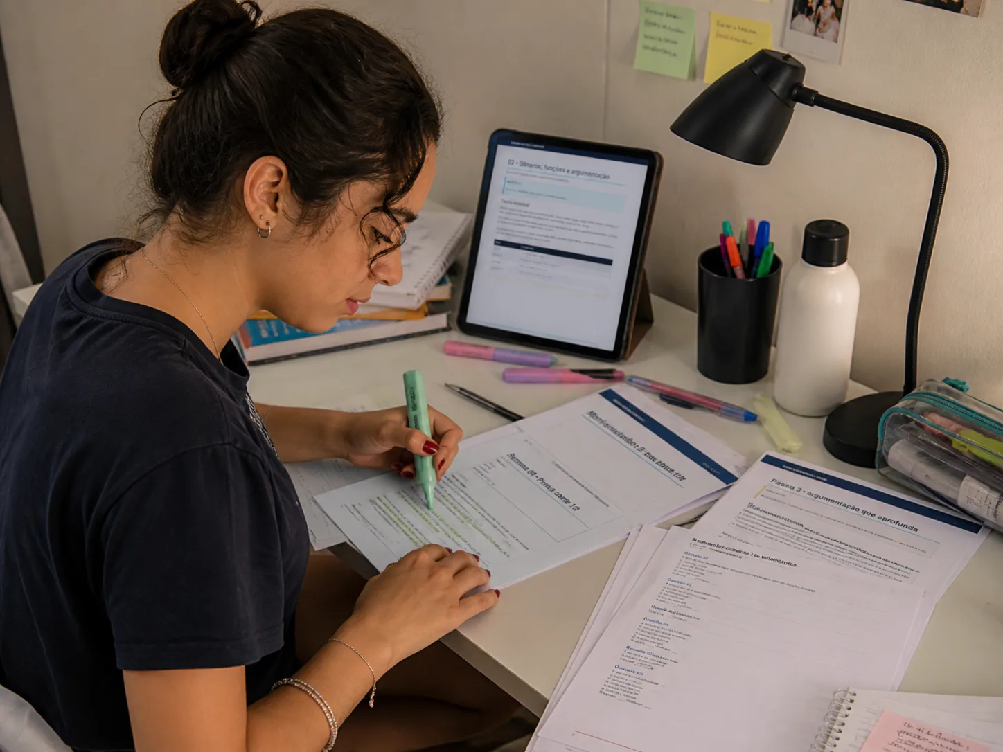 Estudante revisando as atividades com marca-texto