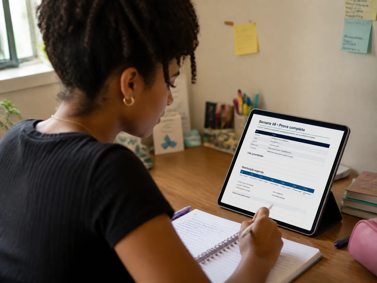 Estudante acessando o planejamento pelo tablet